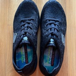 NWOT Womens Skechers Air Cooled Memory Foam Sneakers:  Size 8.5